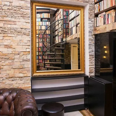 Secret Library Apartament